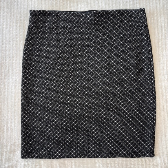Ann Taylor Loft Pull on Style black & White Pencil Skirt Sz M Stretch Midi‎ - Picture 1 of 6